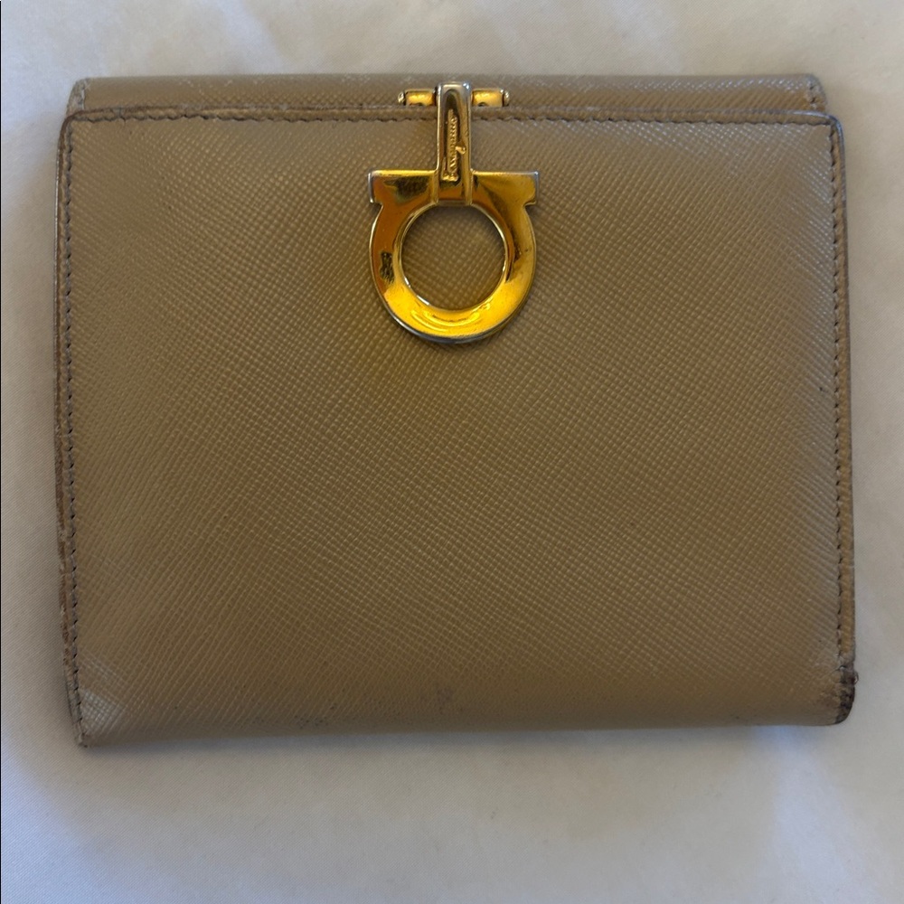 SALVATORE FERRAGAMO camel 🐫 colored Bifold Wallet with Gold clasp EUC